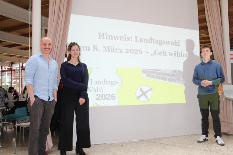 von links nach rechts: Lehrer Mario Walter, Schülersprecherin Svenja Ensinger und Jonathan Hikel vor dem Wahlaufruf zur Landtagswahl am 08.03.