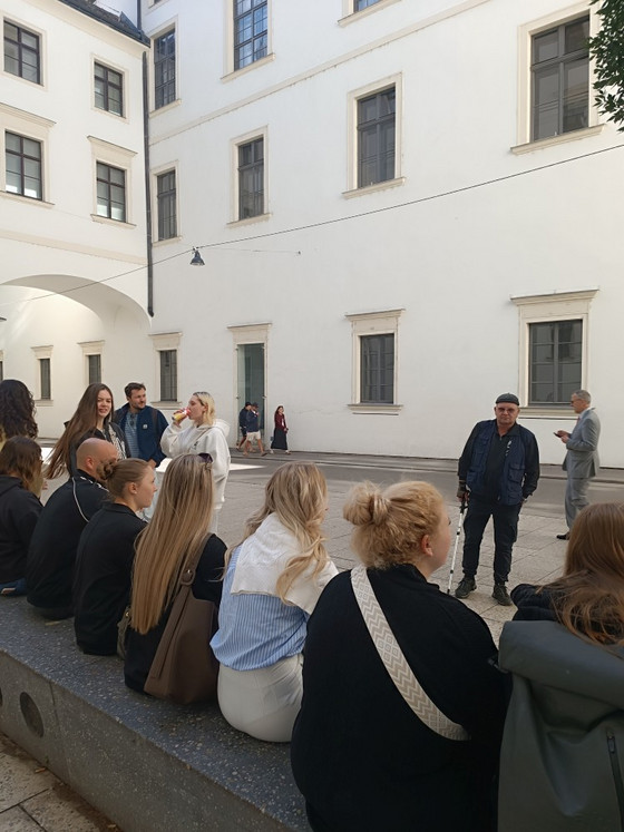 Schüler*innen aus der Klasse 2BKSP2 bei der alternativen Stadtführung durch Wien durch (ehemals) Obdachlose