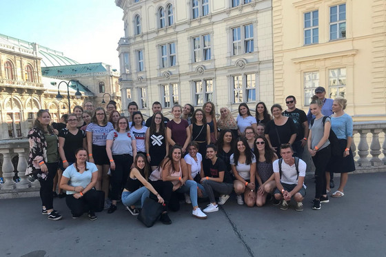 Die 2BKSP2-Klassen vor der Wiener Oper