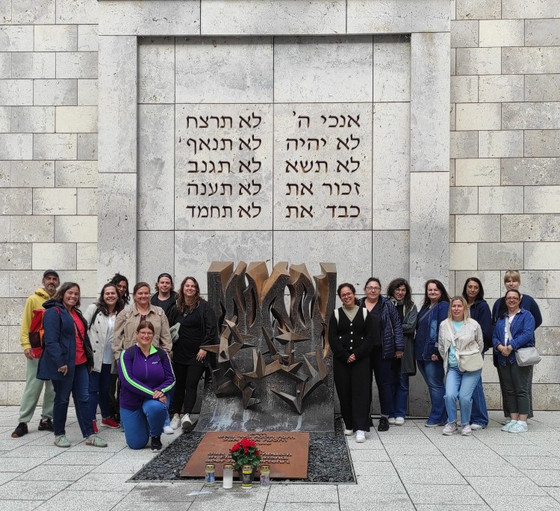 Auszubildende der Sozialpädagogik am Gedenkstein vor der Stuttgarter Synagoge