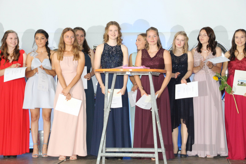 Maya Willfurth, Anna König und Hannah Nissen (vorne von links nach rechts) erhalten einen Preis