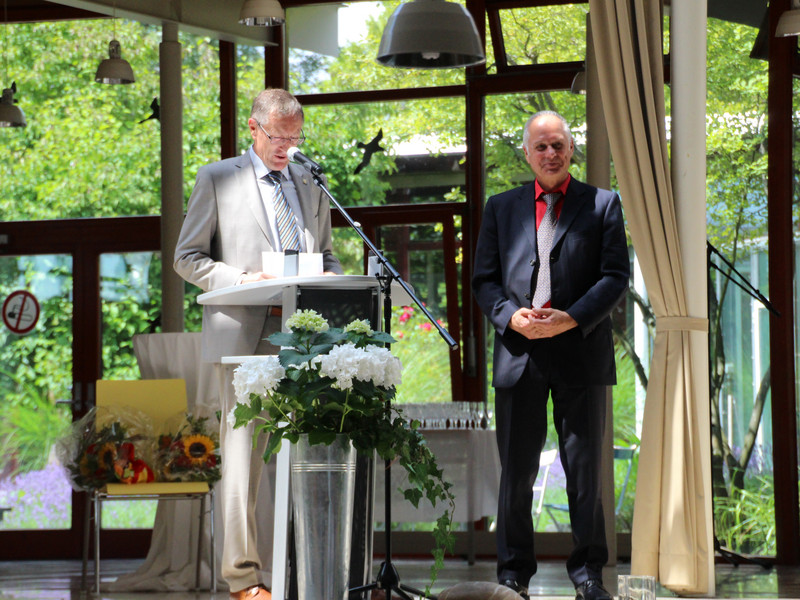 Landrat Roland Bernhard mit Herrn Saur
