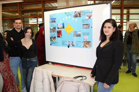 Auszubildende der generalistischen Pflegeausbildung mit Plakaten zur Pflege in ihren Heimatländern bzw. anderen Ländern