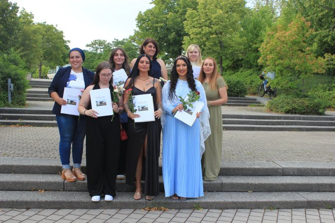 Absolventinnen und Absolventen der praxisintegrierten Ausbildung als Erzieher*in 