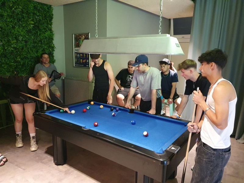 nächtliches Billiardduell im a&o Hostel am Hauptbahnhof