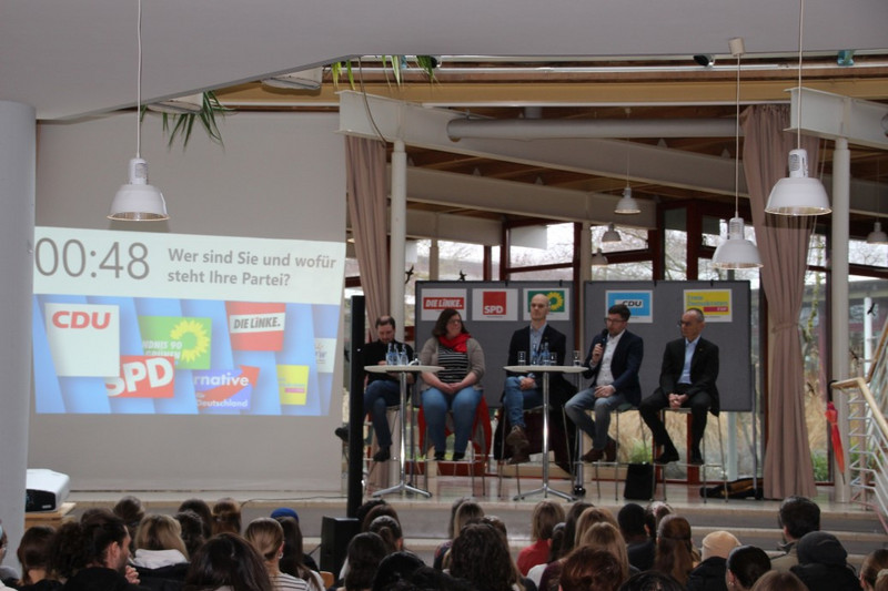 Der Timer läuft in einer Minute muss man sich uns das Wahlprogramm der Partei vorstellen