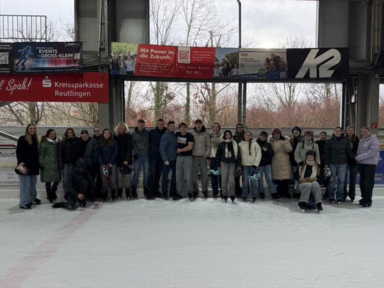 Gruppenfoto Schüler*innen mit ihren Lehrerinnen in der Eishalle Reutlingen 