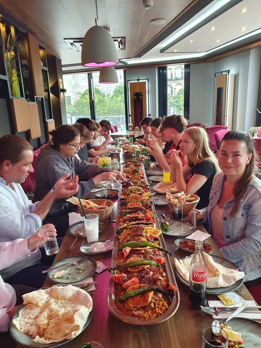 Gruppenfoto beim türkischen Festmahl im Restaurant Saray Köz