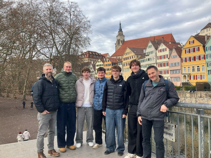 Gruppenfoto des Seminarkurses mit den betreuenden Lehrkräften Thomas Hirsch (links) und Martin Rathgeb (rechts) auf der Neckarbrücke vor der Tübinger Altstadt