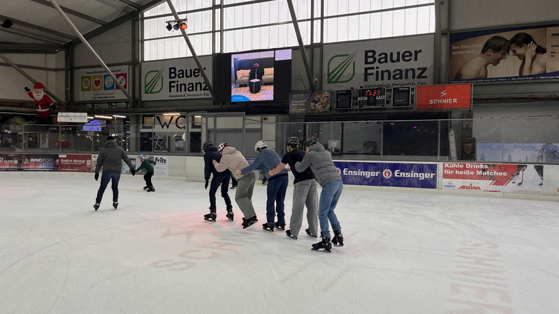 Schüler*innen aus dem SGG auf der Eisfläche der Eishalle Reutlingen beim Schlittschulaufen