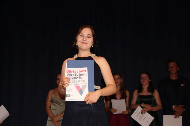 Johanna Pfisterer mit dem Wirtschaftspreis des VfS