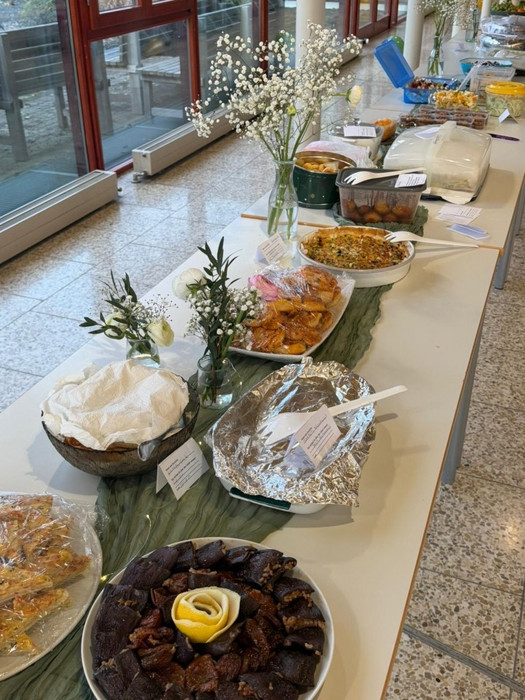 Blick auf den Tisch mit den mitgebrachten Speisen