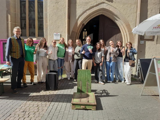 Links: Martin Petry (Weltladen), Schülerinnen, Mitte: OB Niko Reith, rechts: Lehrerin Ulrike Reutter