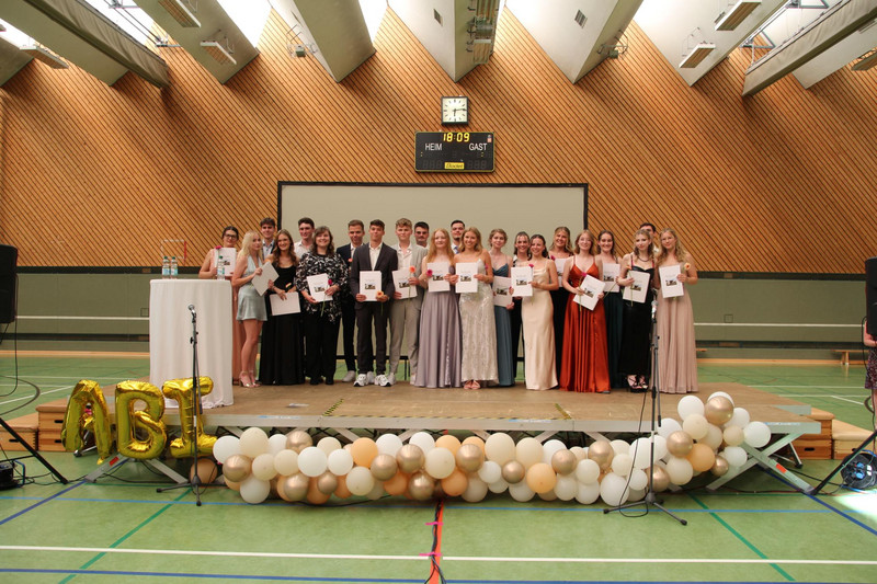 Klasse SGG J2/2 mit ihren Abiturzeugnissen