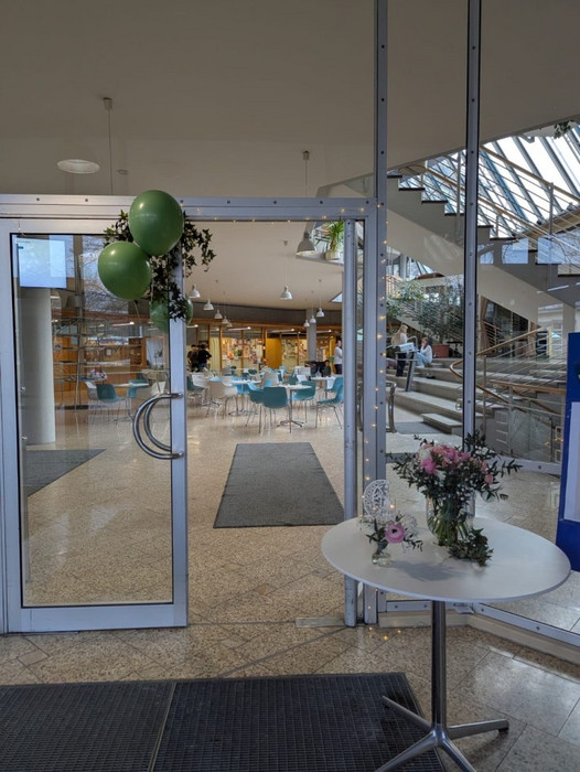 Geschmückter Eingangsbereich der Schule