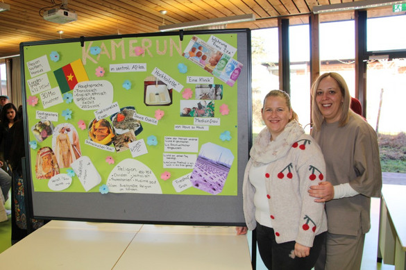 Auszubildende der generalistischen Pflegeausbildung mit Plakaten zur Pflege in ihren Heimatländern bzw. anderen Ländern
