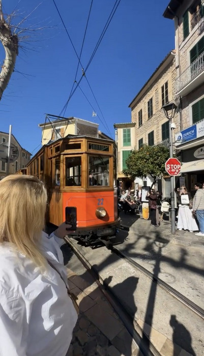 Straßenbahn in der Innenstadt von Sóller