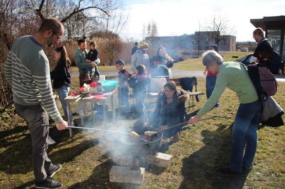 Stockbrot backen und Grillwurst über der Feuerschale
