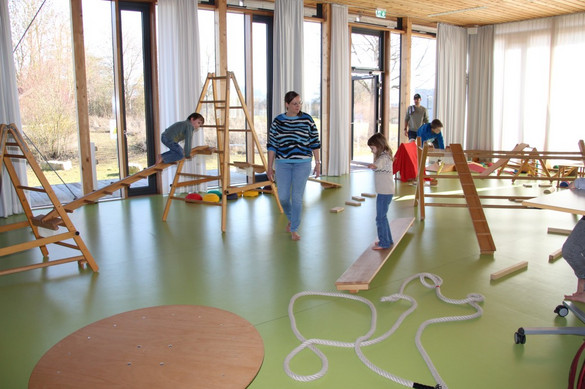 Bewegungslandschaft mit Hengstenberggeräten für Kinder