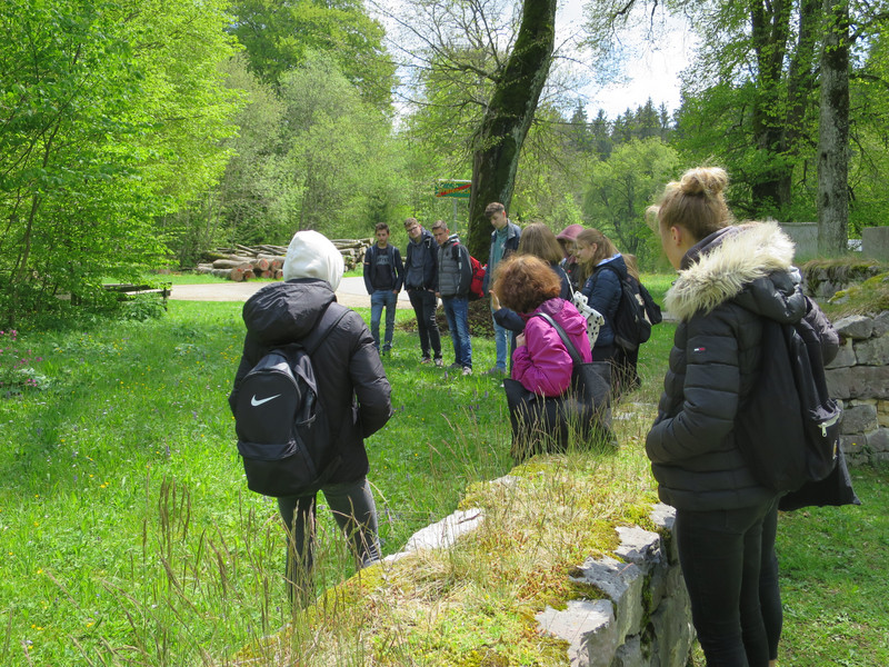 Buchstaben in der Wiese erinnern an die Opfer