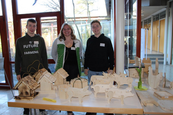 Auszubildende aus der Landwirtschaft verkauften Werkstücke aus der Holzwerkstatt