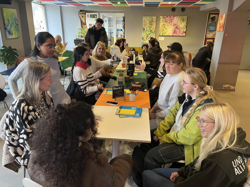 Klasse BFSAIT1 im Weltladen und Weltcafé Stuttgart Klasse BFSAIT1 im Weltladen und Weltcafé Stuttgart