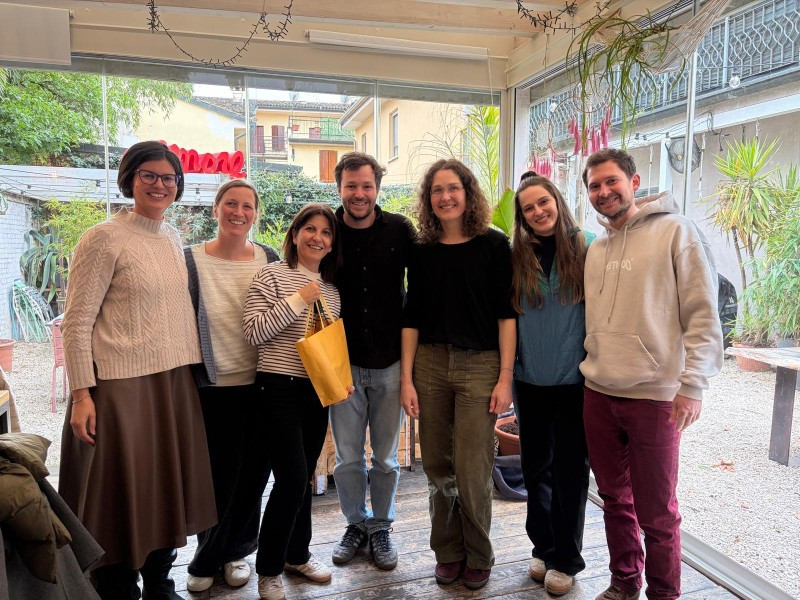 Geschenkübergabe an Projektkoordinatorin Rosa