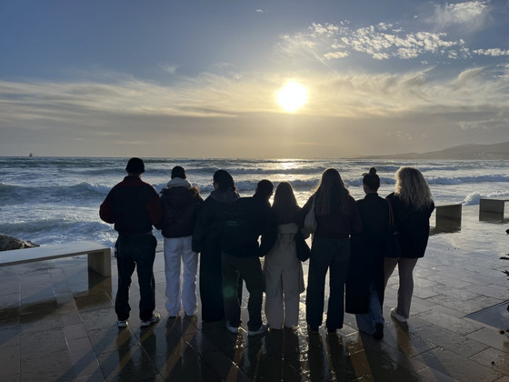 Gruppenfoto am Strand, zu sehen sind die Teilnehmer*innen am diesjährigen Erasmus-Austausch