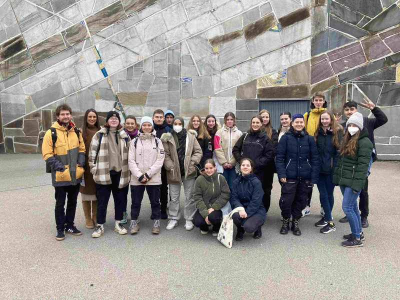Die Klasse SGG E2 mit ihren Lehrkräften vor der Stuttgarter Liederhalle