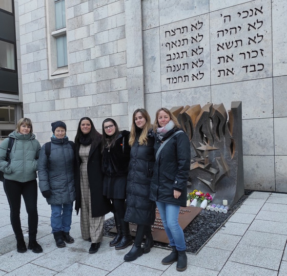 Schülerinnen der BFSAID1 (Direkteinstieg Kita) vor der Synagoge Stuttgart