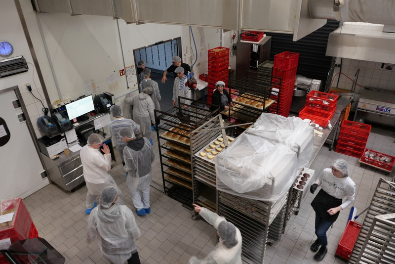 Führung der AVdual-Schüler*innen durch die Produktionshalle.