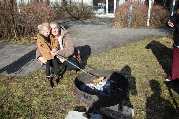 Stockbrot backen und Grillwurst über der Feuerschale