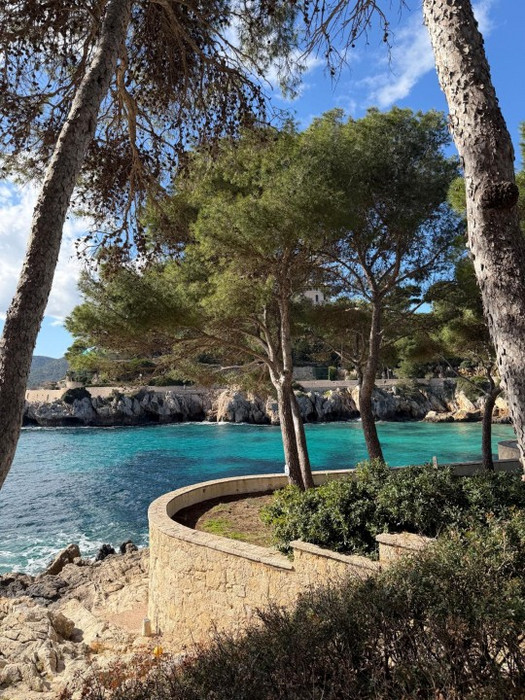 Spaziergang neben dem Meer durch Cala Rajada