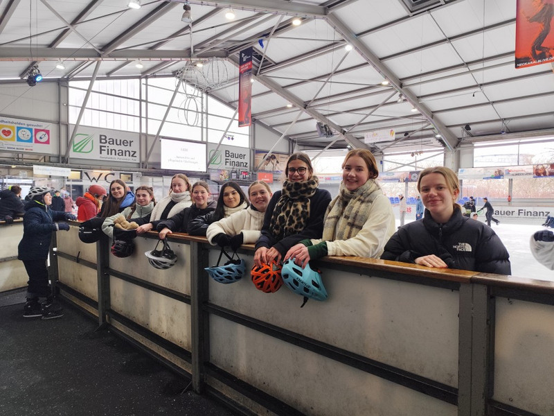Gruppenfoto: Schüler*innen aus dem SGG gehen in der Eishalle Reutlingen Schlittschulaufen