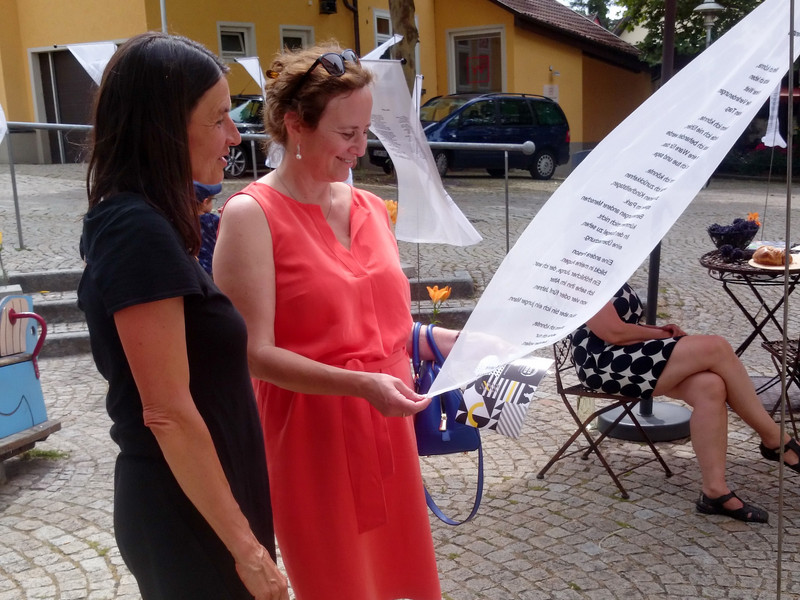 Lehrerin Sibylle Schorpp (links) im Gespräch mit einer Besucherin