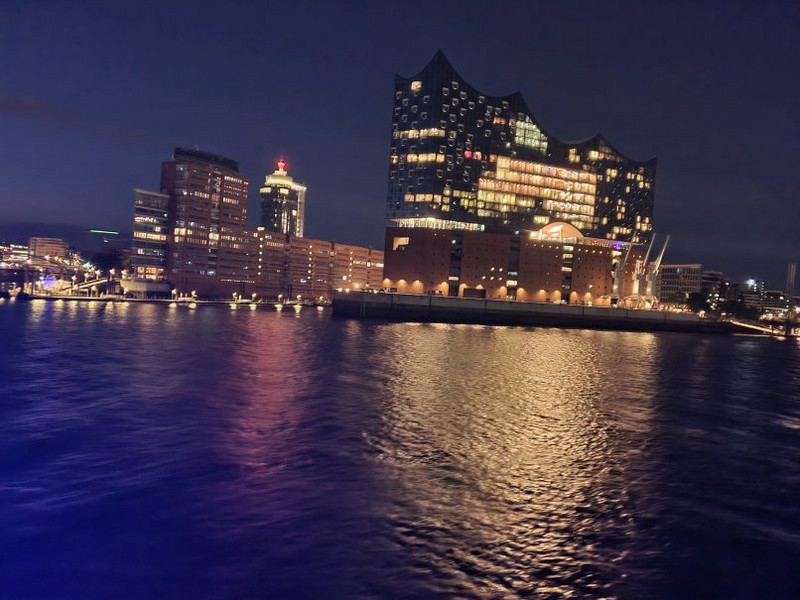 Elbphilharmonie bei Nacht