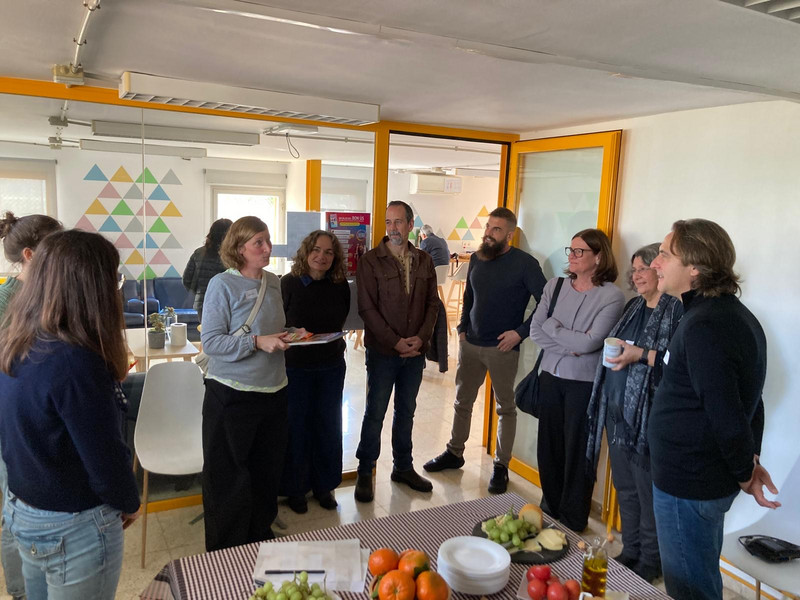 Geschenkübergabe an die Kolleg*innen in der Antoni-Maura-Schule