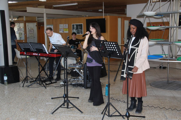 Schulband mit Musiklehrer Anton Khananayev sorgte für Unterhaltung