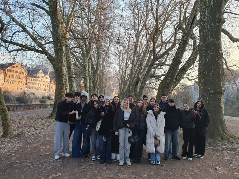 Klasse 2 BFH1 auf dem frostigen Weg zur Landeszentrale für politische Bildung in Tübingen Klasse 2 BFH1 auf dem frostigen Weg zur Landeszentrale für politische Bildung in Tübingen