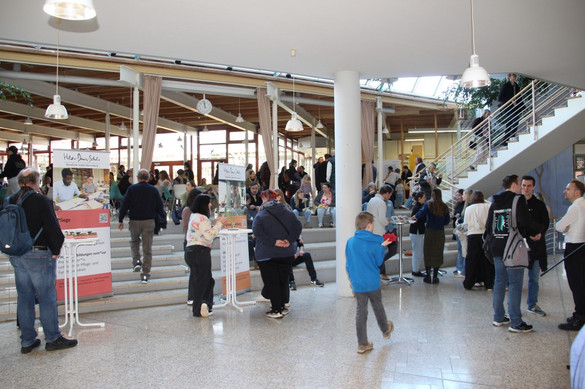 Blick auf die Infostände