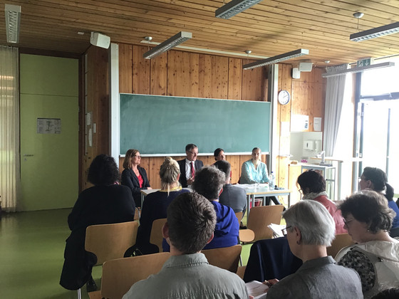 V.l.n.r.: Marion Schönhaar (Schulleiterin der Hilde-Domin-Schule Herrenberg), Roland Bernhard (Landrat des Landkreises Böblingen), Michaela Futter (Leiterin des Amtes für Schulen und Bildung beim Landkreis Böblingen) 