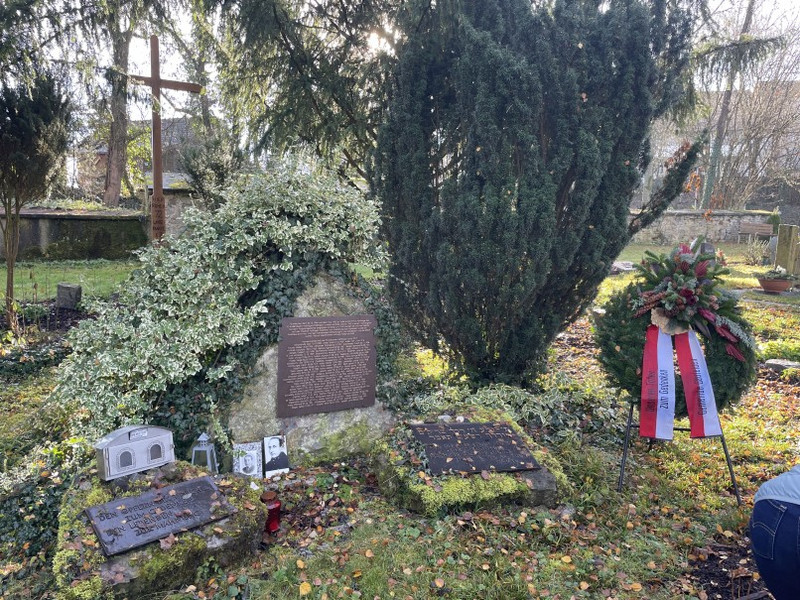 Sammelgrab für die 75 ermordeten KZ-Häftlinge auf dem Tailfinger Friedhof Sammelgrab für die 75 ermordeten KZ-Häftlinge auf dem Tailfinger Friedhof