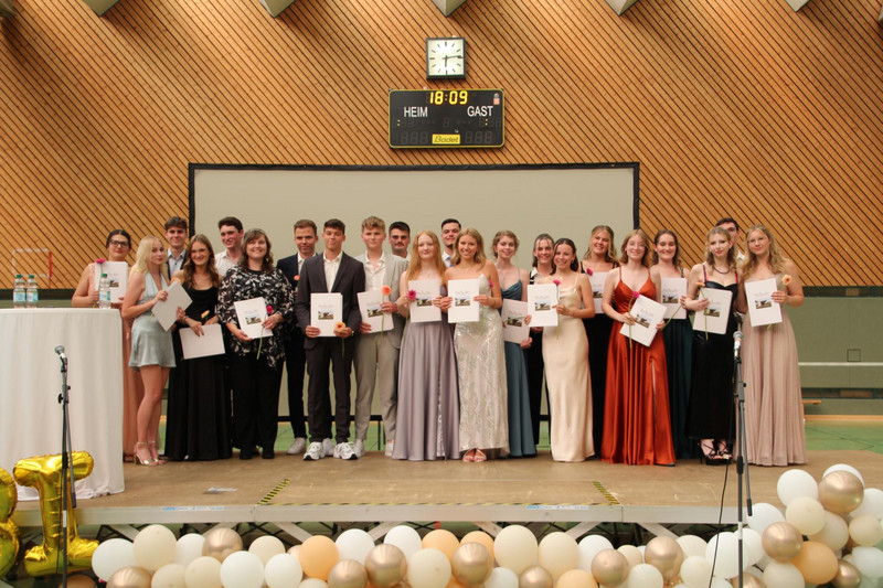 Klasse SGG J2/2 mit ihren Abiturzeugnissen