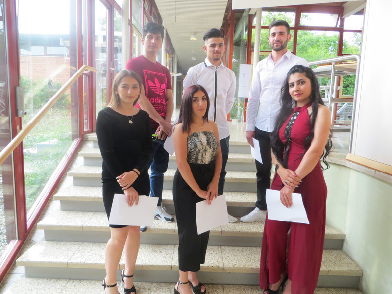 Preisträger des Gedichteprojektes von oben links nach rechts: Din Mohammad Abdul Ghani (BEJ1), Nail Hasan (BEJ1), Mohamed Aljasem (BEJ1), von unten links nach rechts: Aleyna Demir (BEJ2), Elizabeth Arpaz (BEJ2), Diane Kawi (BEJ1)