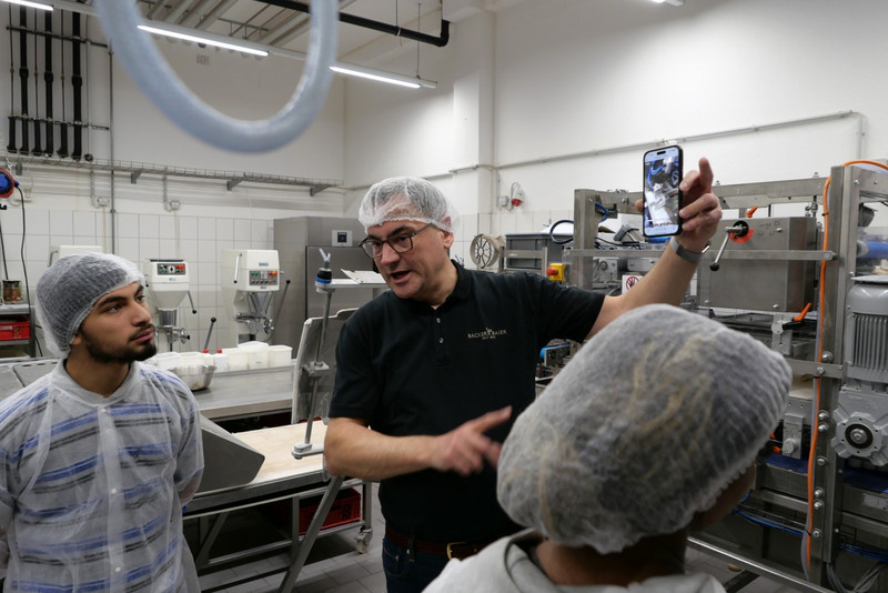 Bäckermeister Jochen Baier ergänzt mit einem Erklärvideo den Herstellungsprozess seiner Brezeln.