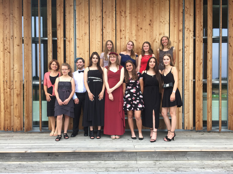 Schüler*innen aus der Zweijährigen Berufsfachschule mit den Klassenlehrer*innen Ulrike Reutter (links) und Silke Schmid (rechts)