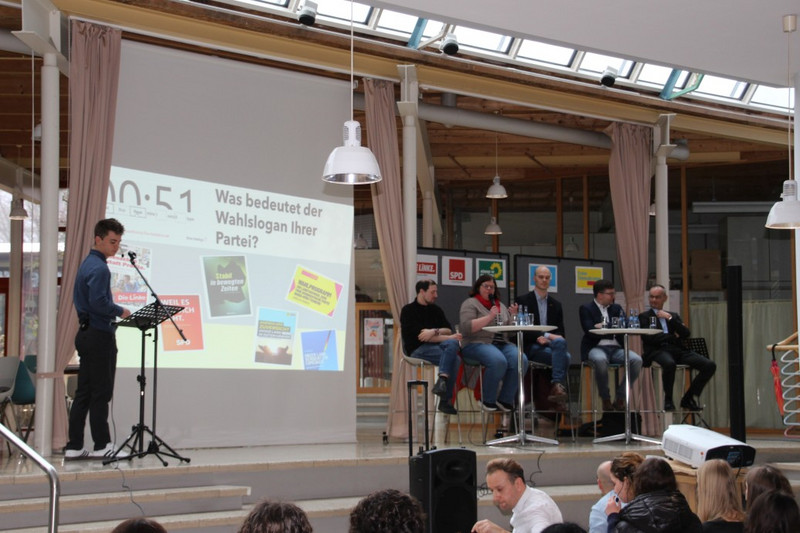 Schülersprecher Jonathan Hikel (links) moderiert die Vorstellung der Wahlslogans