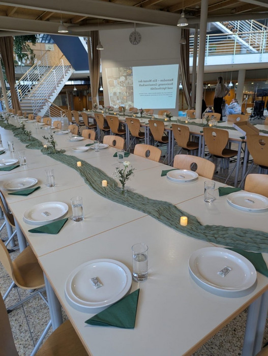 Eingedeckte Tische im Schulfoyer für das gemeinsame Fastenbrechen