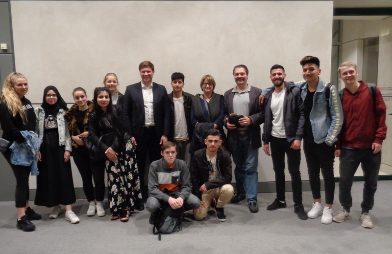 Schüler*innen mit dem FDP-Bundestagsabgeordneten Dr. Florian Toncar