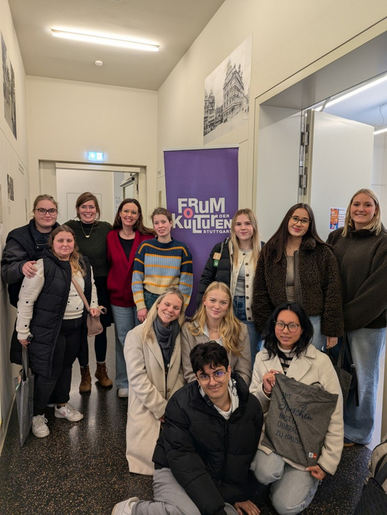 Schüler*innen der Klasse BKSPIT-PIA 3 mit ihrer Lehrerin Elisabeth Lebherz im Forum der Kulturen Stuttgart e.V.